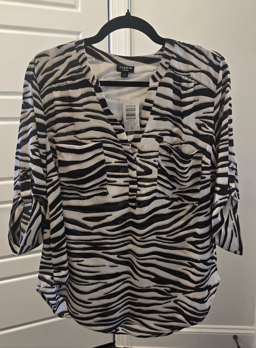 NWT - torrid - Size 00 - Black & White Zebra-Stripe V-Neck Roll-Tab Blouse